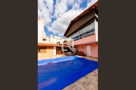 Casa à venda com 425m², 4 quartos e 4 vagas Casa à venda com 425m², 4 quartos e 4 vagasPiscina