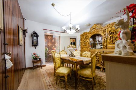 Casa à venda com 425m², 4 quartos e 4 vagas Casa à venda com 425m², 4 quartos e 4 vagasSala de jantar