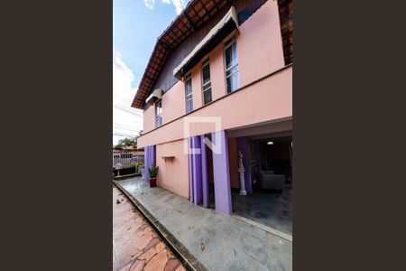 Casa à venda com 425m², 4 quartos e 4 vagas Casa à venda com 425m², 4 quartos e 4 vagasÁrea