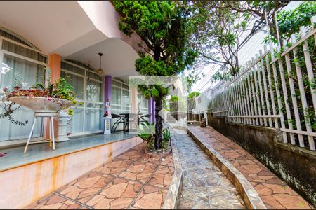 Casa à venda com 425m², 4 quartos e 4 vagas Casa à venda com 425m², 4 quartos e 4 vagasÁrea