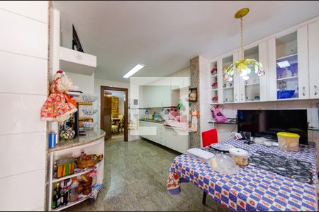 Casa à venda com 425m², 4 quartos e 4 vagas Casa à venda com 425m², 4 quartos e 4 vagasCozinha