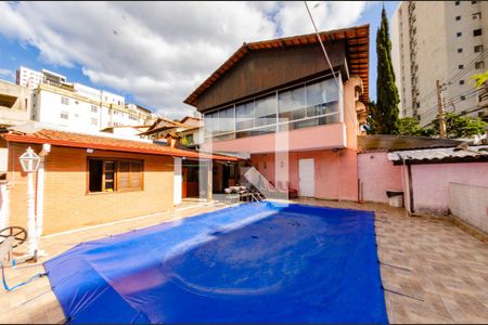Casa à venda com 425m², 4 quartos e 4 vagas Casa à venda com 425m², 4 quartos e 4 vagasPiscina