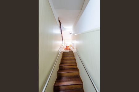 Casa à venda com 425m², 4 quartos e 4 vagas Casa à venda com 425m², 4 quartos e 4 vagasEscada