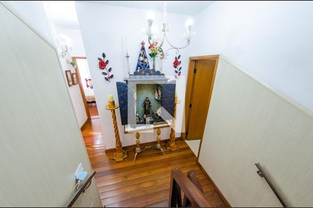 Casa à venda com 425m², 4 quartos e 4 vagas Casa à venda com 425m², 4 quartos e 4 vagasEscada