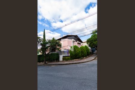 Casa à venda com 425m², 4 quartos e 4 vagas Casa à venda com 425m², 4 quartos e 4 vagasFachada