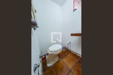 Casa à venda com 425m², 4 quartos e 4 vagas Casa à venda com 425m², 4 quartos e 4 vagasBanheiro de serviço