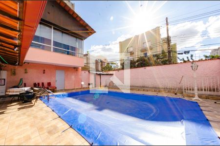 Casa à venda com 425m², 4 quartos e 4 vagas Casa à venda com 425m², 4 quartos e 4 vagasPiscina