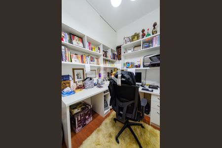 Casa à venda com 425m², 4 quartos e 4 vagas Casa à venda com 425m², 4 quartos e 4 vagasEscritório