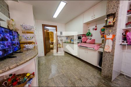 Casa à venda com 425m², 4 quartos e 4 vagas Casa à venda com 425m², 4 quartos e 4 vagasCozinha