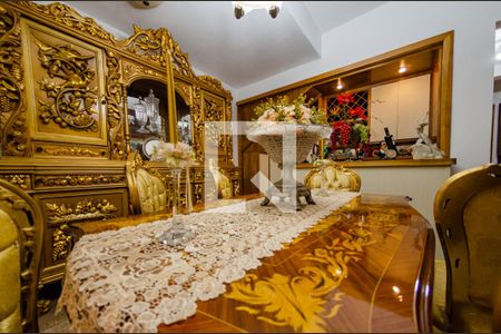 Casa à venda com 425m², 4 quartos e 4 vagas Casa à venda com 425m², 4 quartos e 4 vagasSala de jantar