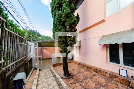 Casa à venda com 425m², 4 quartos e 4 vagas Casa à venda com 425m², 4 quartos e 4 vagasÁrea