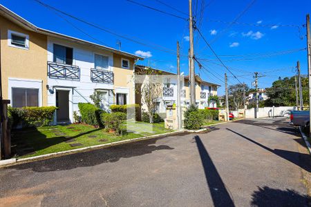 Casa de condomínio para alugar com 60m², 2 quartos e 1 vaga Casa de condomínio para alugar com 60m², 2 quartos e 1 vagaFachada da casa e rua do condomínio