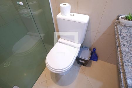 Banheiro de kitnet/studio para alugar com 1 quarto, 33m² em Centro, Curitiba