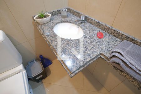 Banheiro de kitnet/studio para alugar com 1 quarto, 33m² em Centro, Curitiba