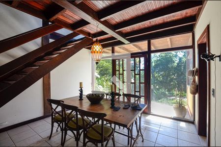 Sala de casa à venda com 4 quartos, 250m² em Itaipu, Niterói