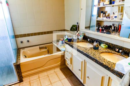 Apartamento à venda com 193m², 4 quartos e 4 vagasBanheiro da Suíte 2