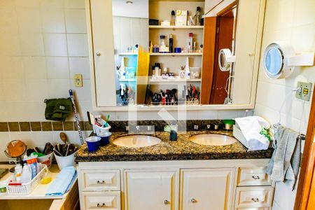 Apartamento à venda com 193m², 4 quartos e 4 vagasBanheiro da Suíte 2