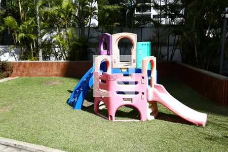 Apartamento à venda com 241m², 3 quartos e 3 vagasÁrea comum - Playground