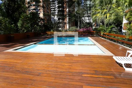 Apartamento à venda com 241m², 3 quartos e 3 vagasÁrea comum - Piscina