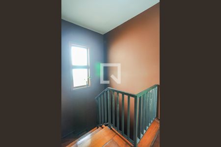 Casa à venda com 129m², 3 quartos e 2 vagas Casa à venda com 129m², 3 quartos e 2 vagasEscada