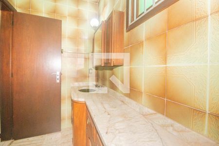 Casa à venda com 494m², 5 quartos e 6 vagasBanheiro da Suíte 2 