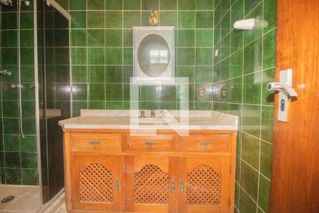 Casa à venda com 494m², 5 quartos e 6 vagasBanheiro Social