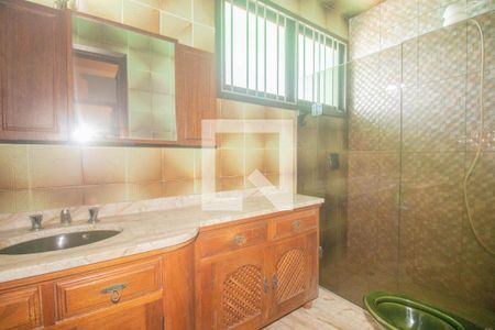 Casa à venda com 494m², 5 quartos e 6 vagasBanheiro da Suíte 2 