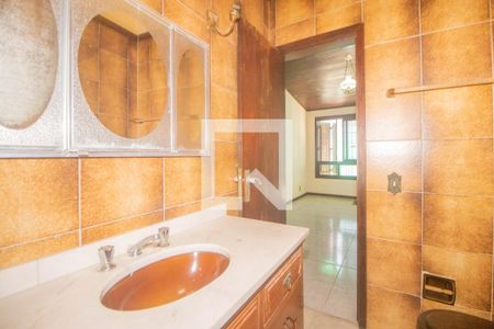 Casa à venda com 494m², 5 quartos e 6 vagasBanheiro da Suíte 1