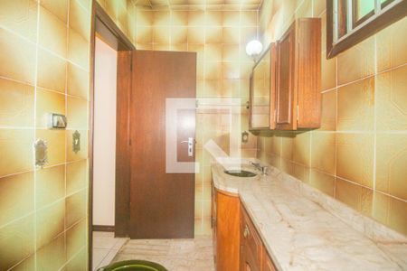 Casa à venda com 494m², 5 quartos e 6 vagasBanheiro da Suíte 2 