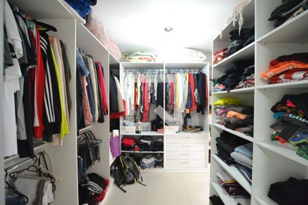 Casa à venda com 234m², 3 quartos e 2 vagasCloset