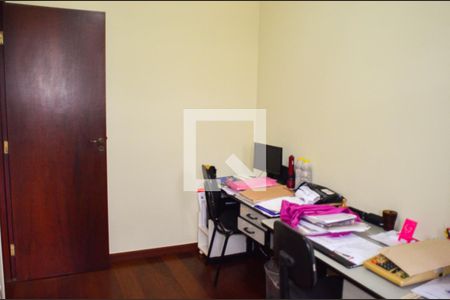 Casa à venda com 310m², 4 quartos e 4 vagasEscritório