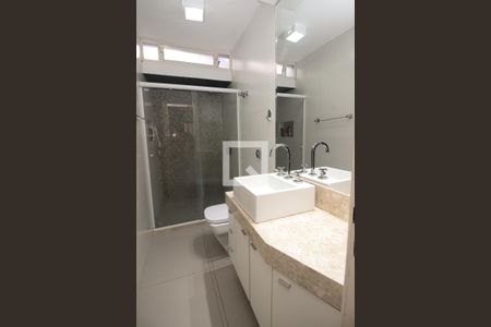 Casa à venda com 200m², 3 quartos e 5 vagasBanheiro da Suíte