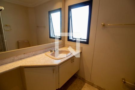 Apartamento à venda com 630m², 5 quartos e 5 vagasBanheiro da Suíte 1