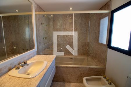 Apartamento à venda com 630m², 5 quartos e 5 vagasBanheiro da Suíte 2