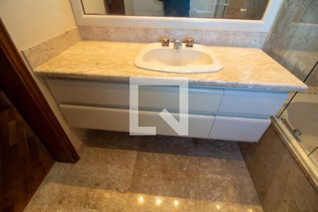 Apartamento à venda com 630m², 5 quartos e 5 vagasBanheiro da Suíte 2