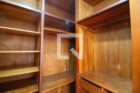 Apartamento à venda com 630m², 5 quartos e 5 vagasCloset da suíte 2