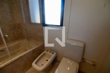 Apartamento à venda com 630m², 5 quartos e 5 vagasBanheiro da Suíte 2