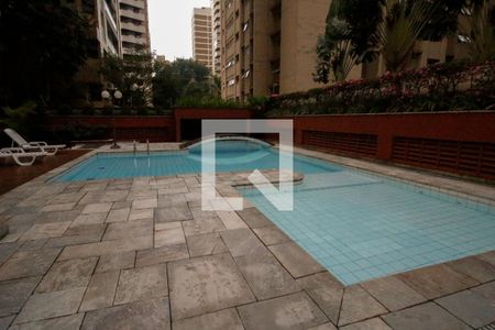 Apartamento à venda com 123m², 3 quartos e 2 vagas Apartamento à venda com 123m², 3 quartos e 2 vagasÁrea comum - Piscina