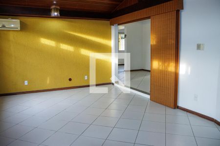 Sala de casa à venda com 3 quartos, 300m² em Serra Grande, Niterói