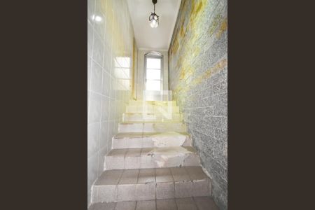 Casa à venda com 350m², 3 quartos e 2 vagas Casa à venda com 350m², 3 quartos e 2 vagasEscada