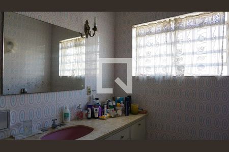 Casa à venda com 297m², 6 quartos e 4 vagasBanheiro 1