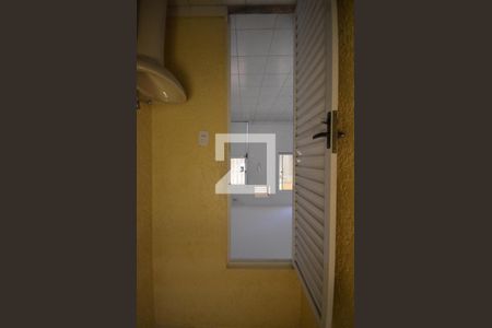Banheiro de kitnet/studio para alugar com 1 quarto, 25m² em Cordovil, Rio de Janeiro