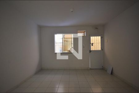 Sala /Quarto de kitnet/studio para alugar com 1 quarto, 25m² em Cordovil, Rio de Janeiro