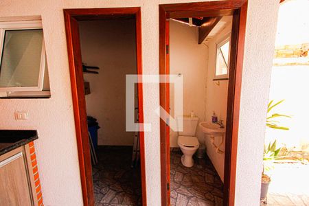 Casa à venda com 250m², 3 quartos e 4 vagas Casa à venda com 250m², 3 quartos e 4 vagasBanheiro externo