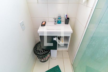 Banheiro de apartamento para alugar com 2 quartos, 50m² em Parque Ipe, São Paulo