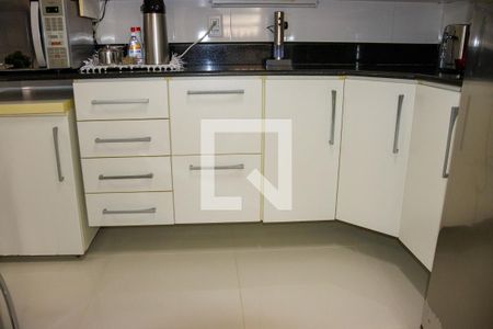 Casa à venda com 1200m², 6 quartos e 7 vagas Casa à venda com 1200m², 6 quartos e 7 vagasCozinha 1