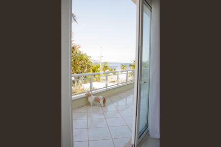 Casa à venda com 1200m², 6 quartos e 7 vagas Casa à venda com 1200m², 6 quartos e 7 vagasVaranda