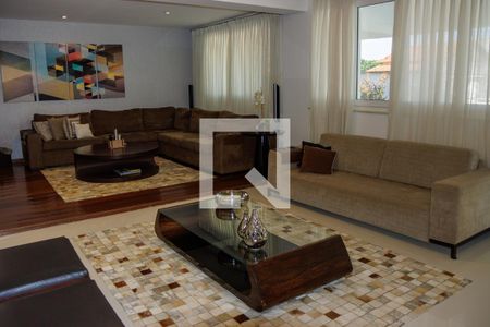 Casa à venda com 1200m², 6 quartos e 7 vagas Casa à venda com 1200m², 6 quartos e 7 vagasSala