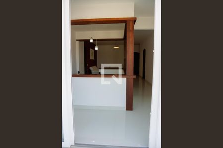 Casa à venda com 1200m², 6 quartos e 7 vagas Casa à venda com 1200m², 6 quartos e 7 vagasVaranda