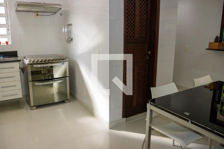 Casa à venda com 1200m², 6 quartos e 7 vagas Casa à venda com 1200m², 6 quartos e 7 vagasCozinha 1